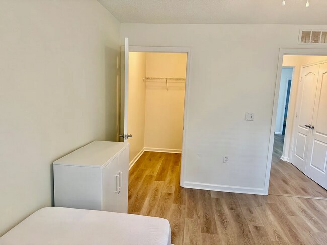 Building Photo - 3 Bed / 3 Bath Condo with Amenities on the 1ST Floor!