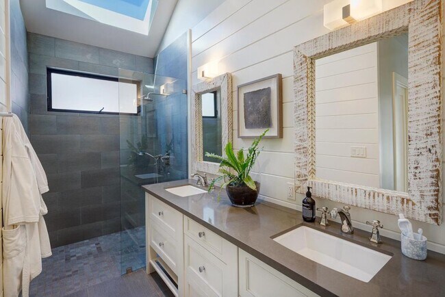 Building Photo - Furnished Downtown Palo Alto Modern Home with Timeless Design