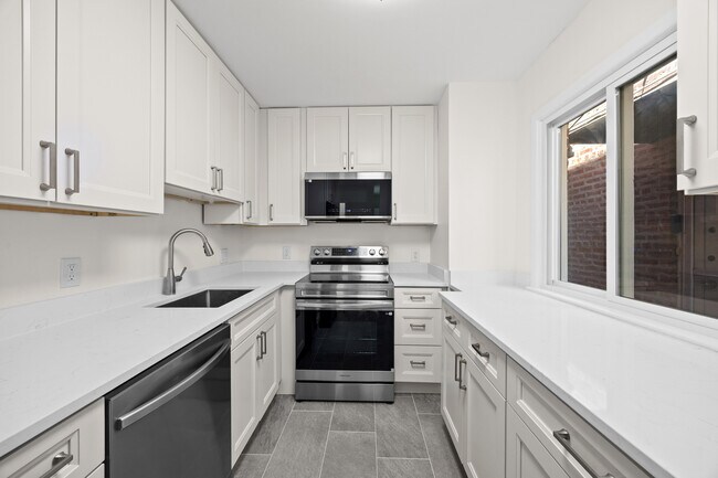 Building Photo - 1615 W Greenleaf Ave
