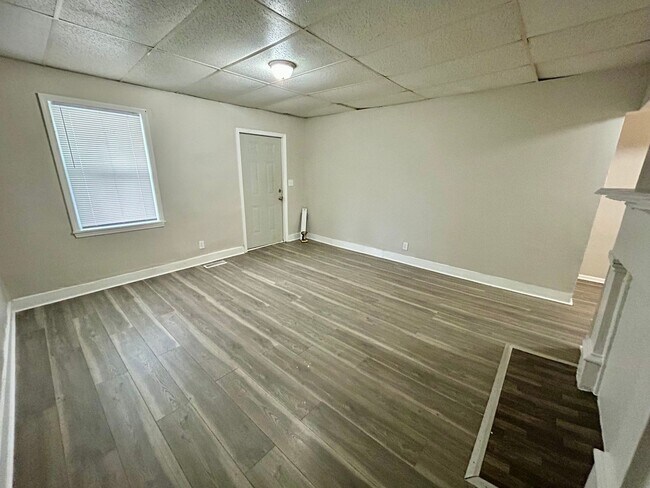 Building Photo - 3 Bedroom Available!!