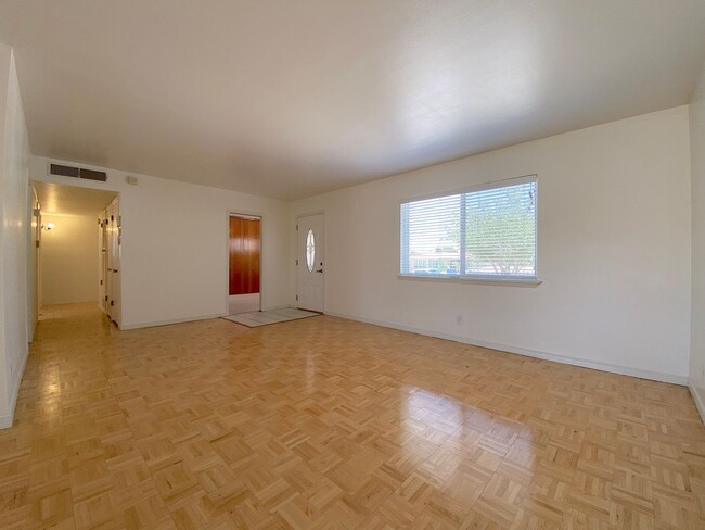 Building Photo - Northeast El Paso 4 bed(possible 5th) with...