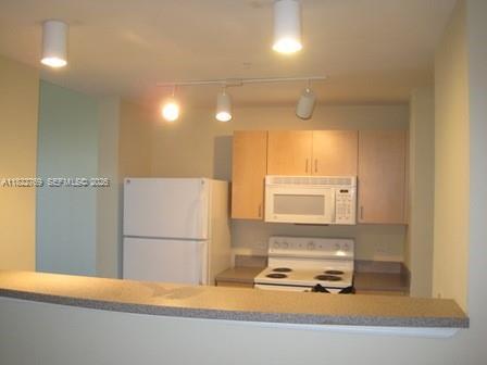 Building Photo - 533 NE 3rd Ave