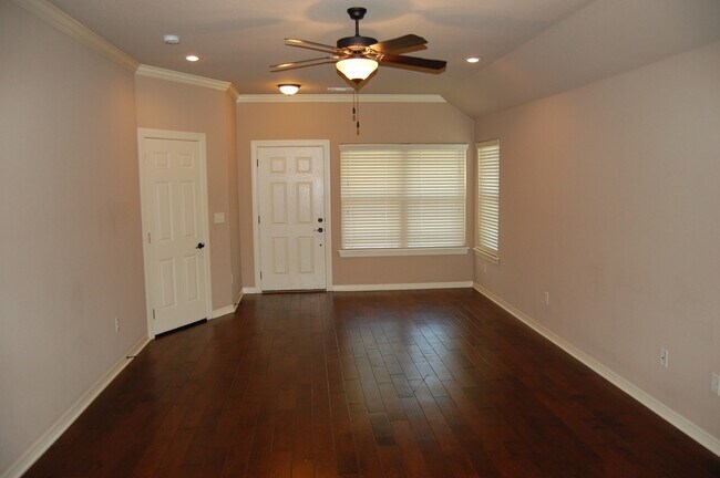 Building Photo - Adorable 3 Bedroom w/ Excellent Location!