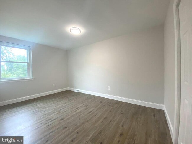 Building Photo - 1319 Rainer Rd