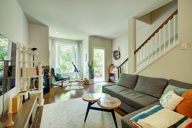 Building Photo - 2bd/2.5ba Seattle Townhome