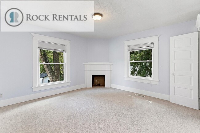 Building Photo - Large Updated Three Bed Two Bath with Patio