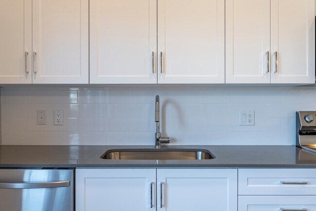 Building Photo - 432 S 32nd St