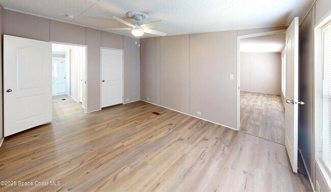 Building Photo - 709 Lark Dr