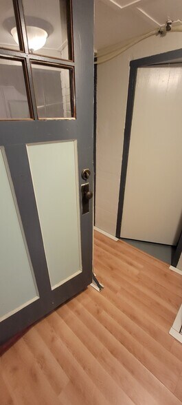 Doorway - 132 18th Ave N