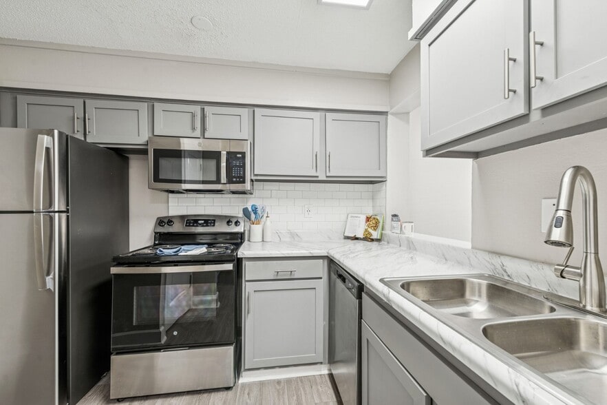 Building Photo - Pinewood Station