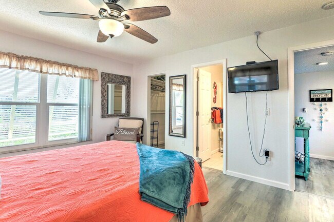 Building Photo - 572 Bellaire Dr