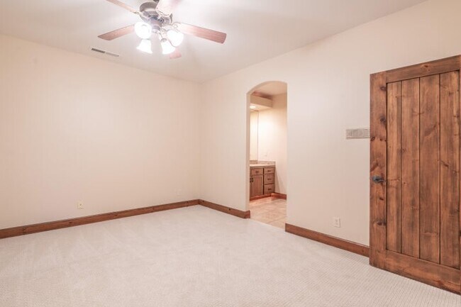 Building Photo - 340 Le Grande Cir
