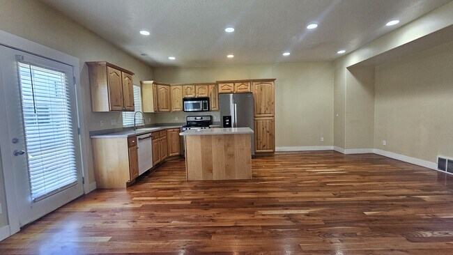 Building Photo - 2718 N Elm Dr