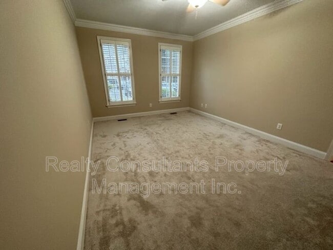 Building Photo - 11 Park Village Ln
