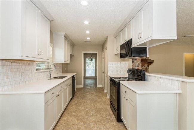 Building Photo - 7403 Tall Pines Dr