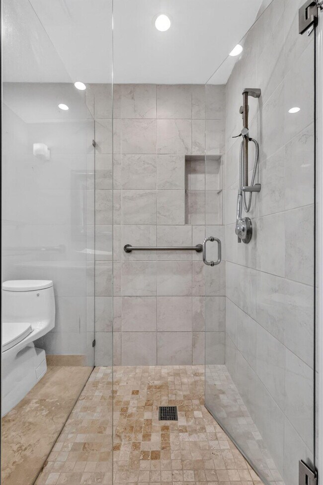 Building Photo - 213 Rio Vista Cir