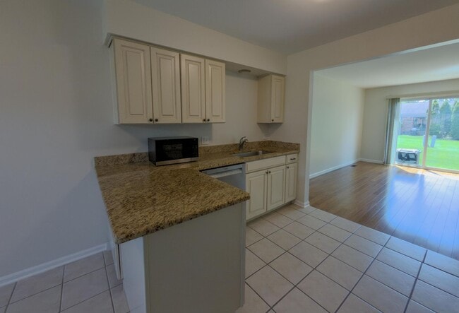 Building Photo - Move-In Ready Ranch Condo with Basement & Prime Location