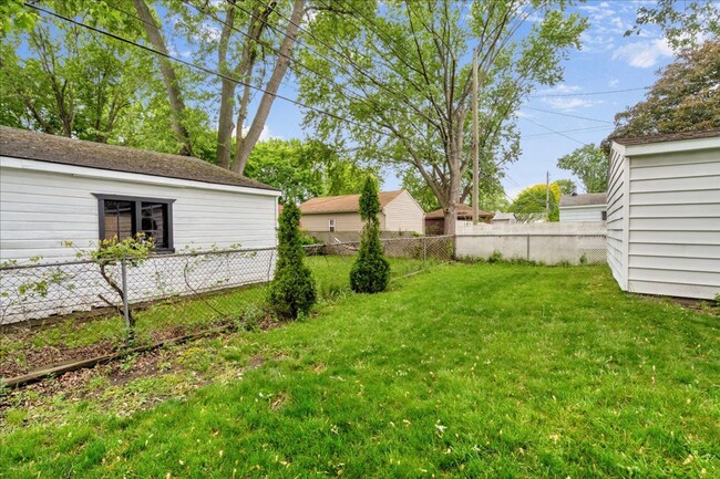 Building Photo - Charming Madison Heights Home with Garage and Fenced Yard