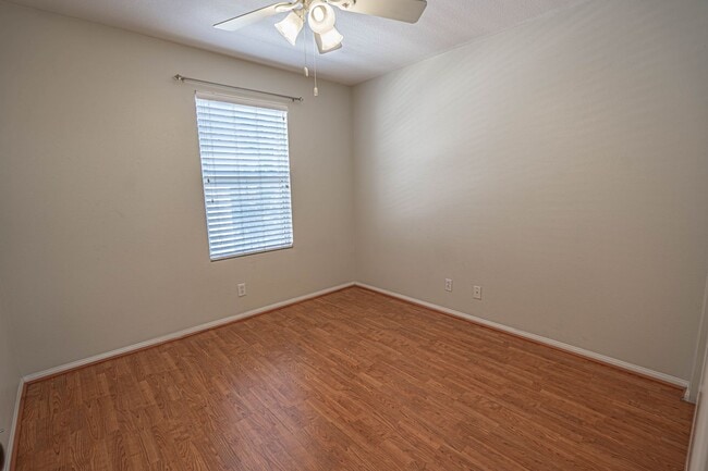 Building Photo - Bridgeport 3 Bedroom Townhome in Valencia!