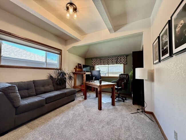 Building Photo - Distinguished 4 bed, 2 bath Bungalow in the Old North End
