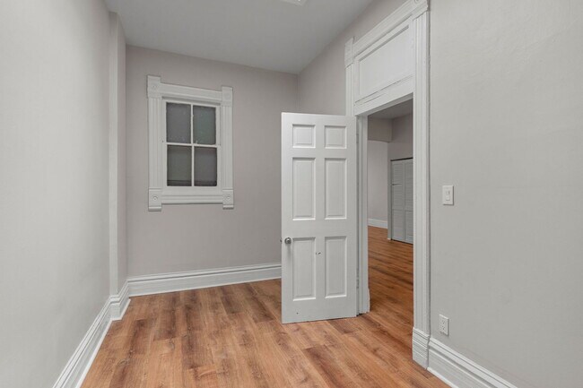 Building Photo - 2139 W Chicago Ave