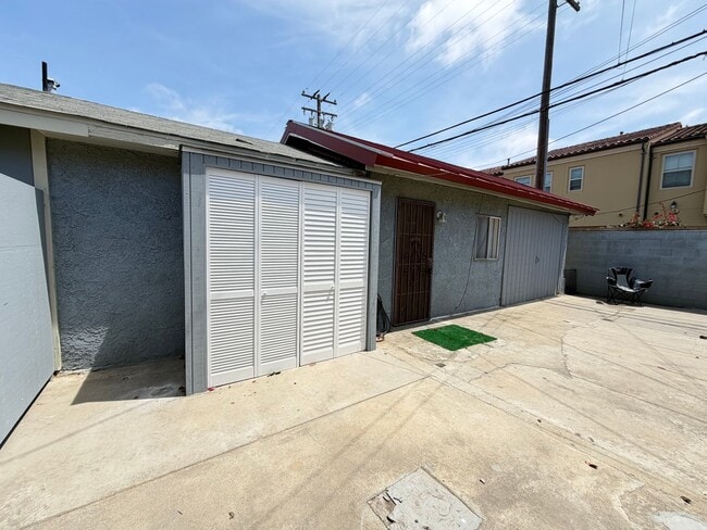 Building Photo - READY TO MOVE IN- MUST SEE - TWO CAR OFF STREET PARKING SPOTS AND UTILITIES PAID