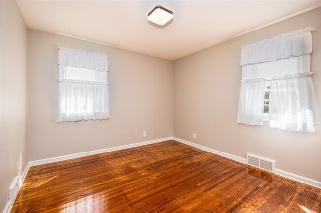 Building Photo - 503 Pineview Dr