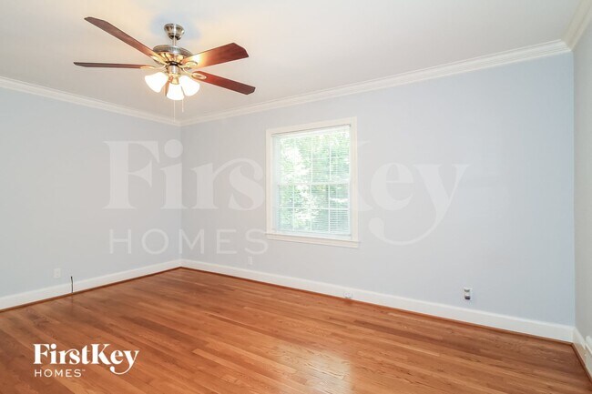Building Photo - 1085 N Peace Haven Rd