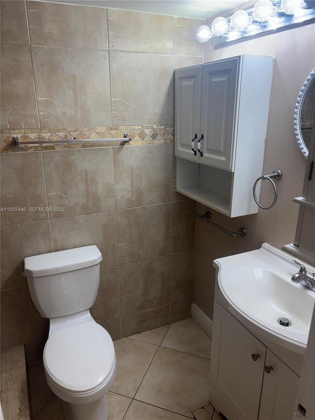 Building Photo - 3000 Sunrise Lakes Dr W