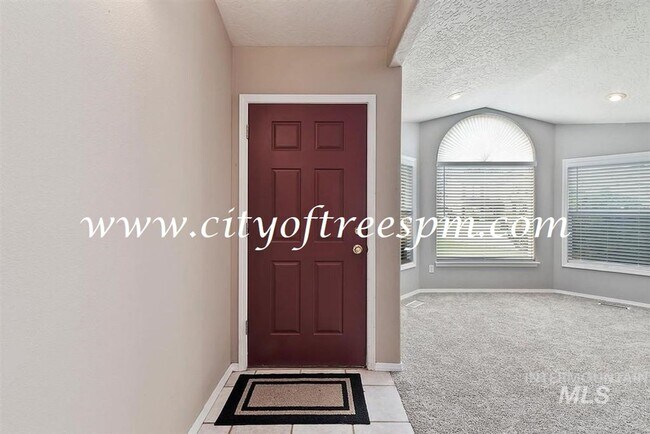 Building Photo - Fantastic 4 bed 2 Bath, 3 Car Garage with ...