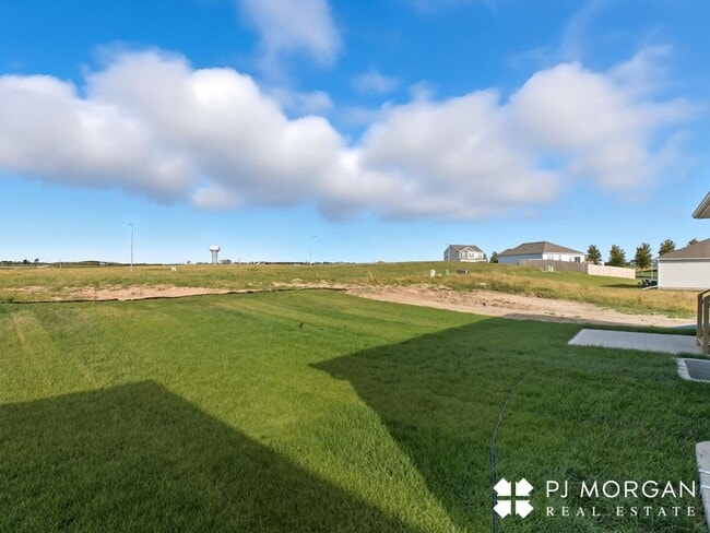 Building Photo - Spacious, Stylish, and Ready for You!