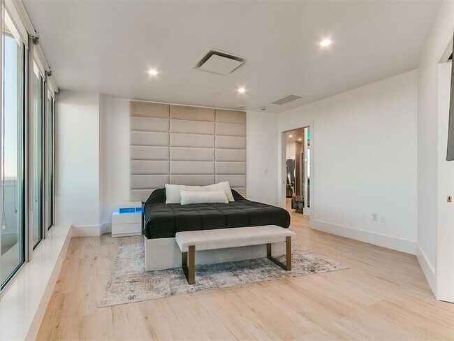 Building Photo - 5900 Mosteller Dr