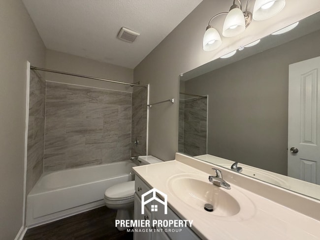 Building Photo - Newly Renovated 3BR Memphis Home with Vaulted Ceilings, Fireplace & Fenced Yard