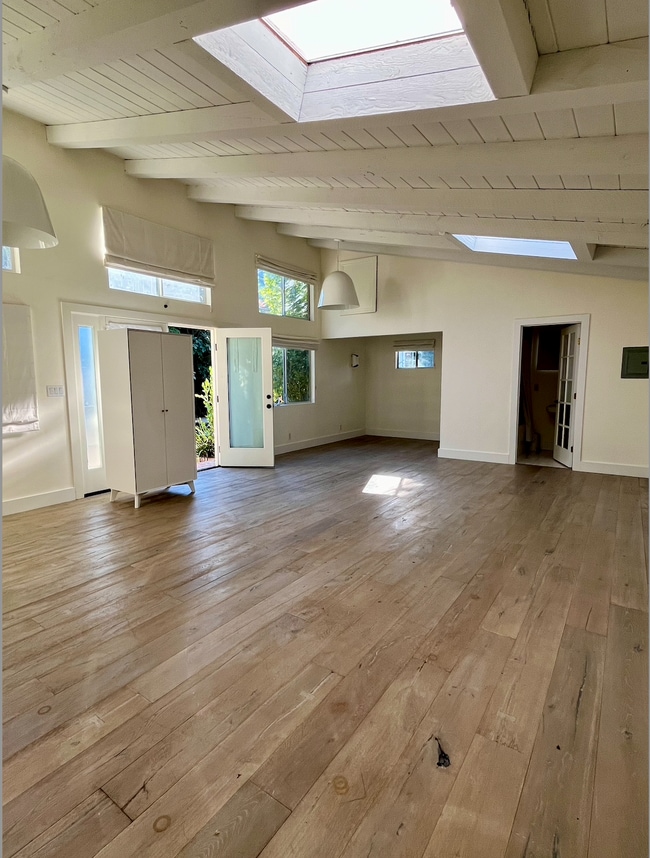 Building Photo - 1622 N Sierra Bonita Ave