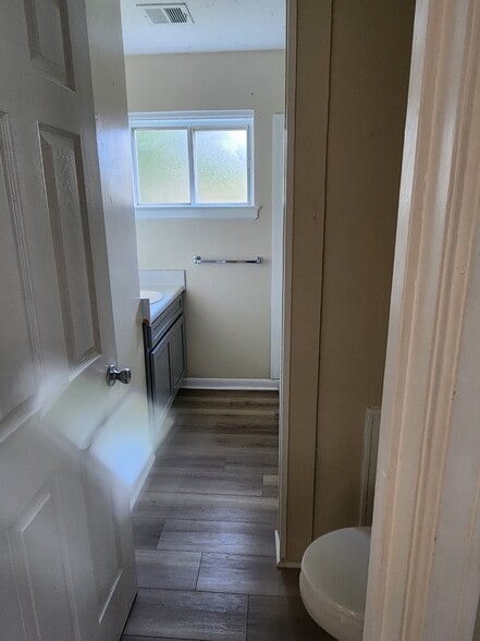 Bathroom - 3207 W La Rua St