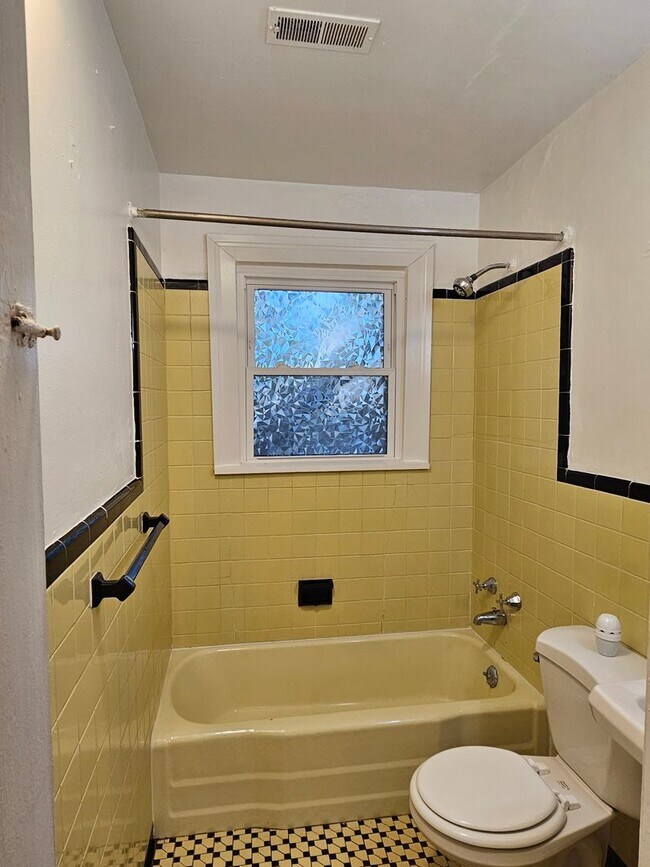 Building Photo - 348 Virginian Dr unit A