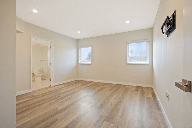 Building Photo - 8532 Cashio St