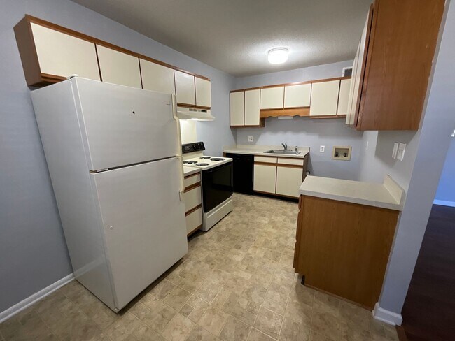 Building Photo - 3830 Country Club Rd