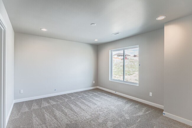 Building Photo - 3 Bed, 2.5 Bath Duplex in Royal City
