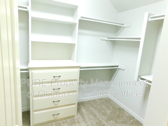 Building Photo - 1100 Kelsi Dr