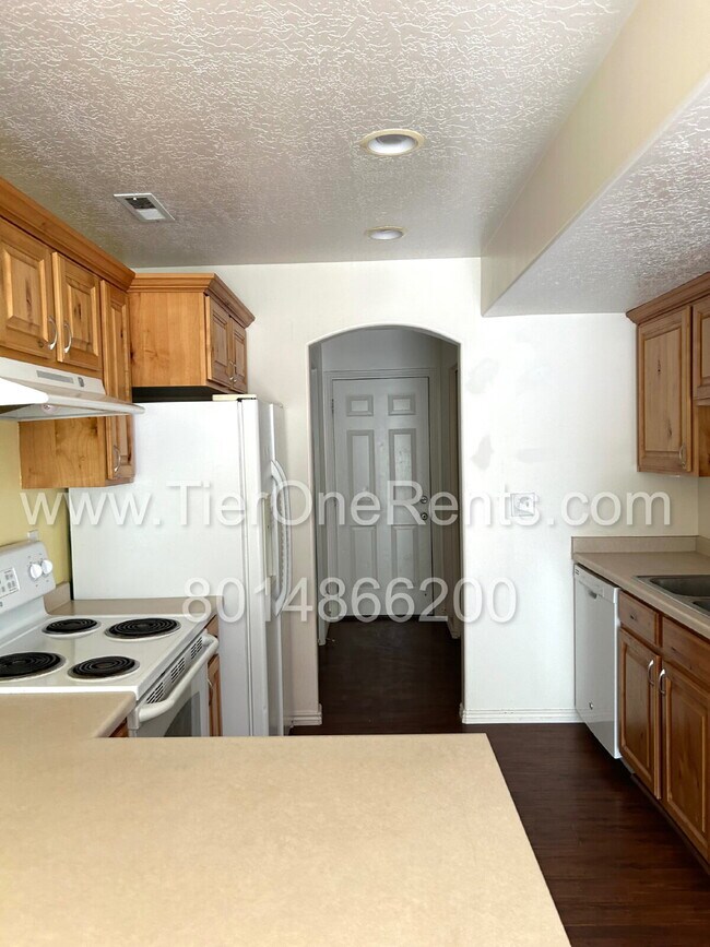 Building Photo - Move-in special: $500 off First months rent