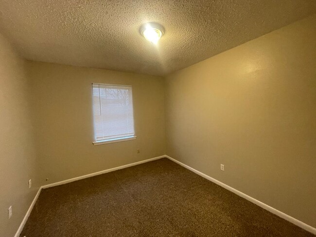 Building Photo - Don’t Miss Out! Move in Ready!