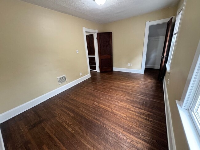 Building Photo - 3 Bedroom House