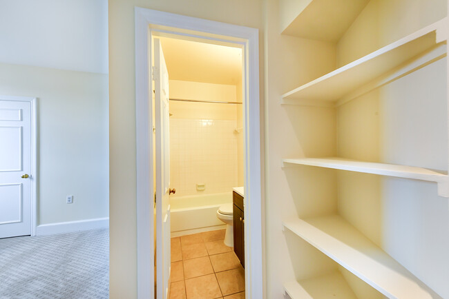 Building Photo - Sun Drenched Top Floor Dupont Circle One B...