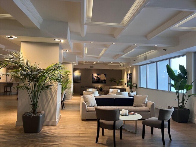 Building Photo - 100 Lincoln Rd