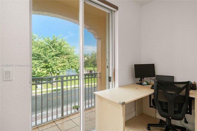Building Photo - 1010 NW 102 Ct