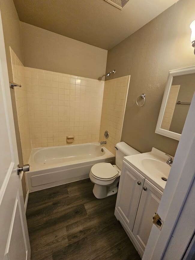 Building Photo - Great Fourplex LowerUnit!