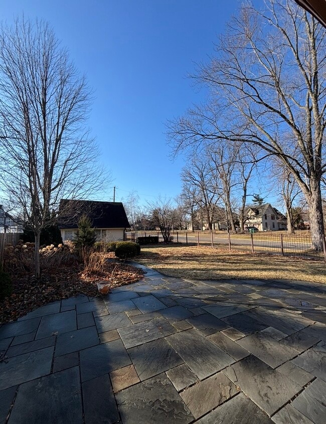 Building Photo - 310 N Prairie Ave