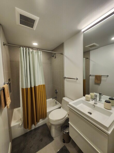 Second floor bathroom (2 or 3 bed unit) - 2427 Binnen Ln
