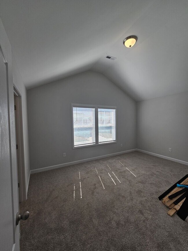 Building Photo - Like New Home featuring 4 Bedrooms, a Loft, and a fully fenced Yard!